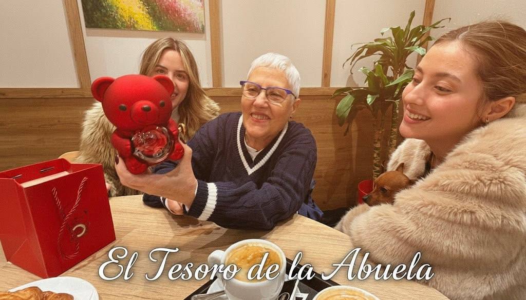 Oso amor con rosa preservada + collar plata corazón bicolor